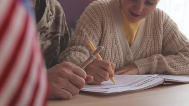 Обрізаний Знімок Річної Кавказької Дівчини Робить Шкільне Домашнє Завдання Разом — стокове відео