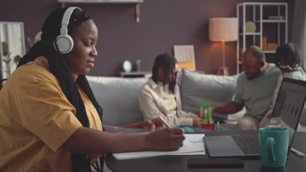 Widok Boku Talia Górę Ujęcie Czarnej Kobiety Słuchawkach Bezprzewodowych Pracujących — Wideo stockowe