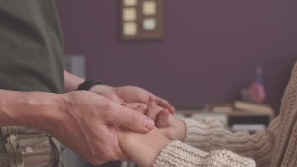 Närbild Oigenkännlig Soldat Hålla Händerna Sin Dotter Återförening Med Familjen — Stockvideo
