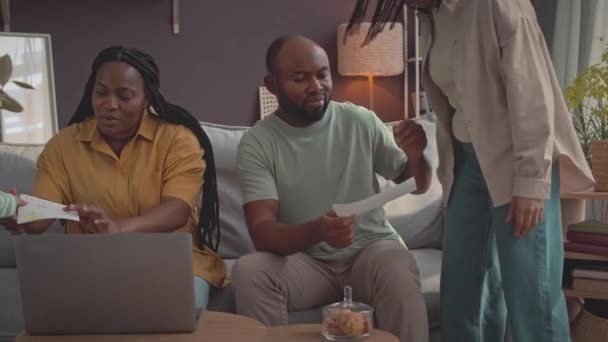 Afrikalı Amerikalı Küçük Kız Oturma Odasındaki Kanepede Oturan Sevgili Ailelerine — Stok video