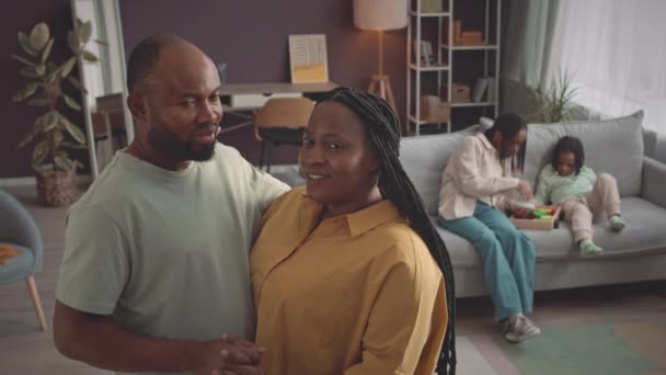 Ritratto Medio Amorevole Coppia Afro Americani Sposati Sorridenti Alla Macchina — Video Stock