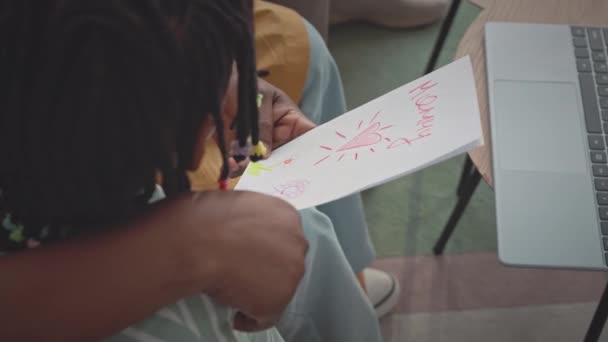 非洲裔美国小女孩送给心爱的母亲漂亮的手工明信片 — 图库视频影像