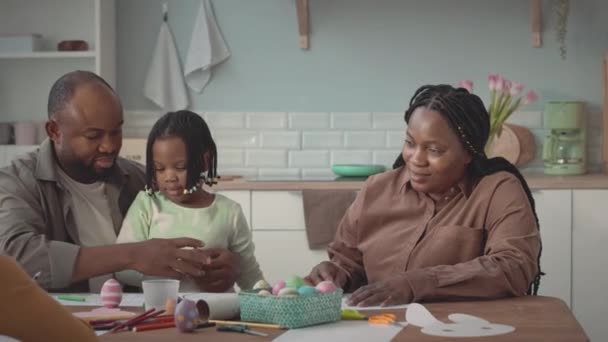 Feliz Família Afro Americana Com Linda Menina Sentada Mesa Cozinha — Vídeo de Stock