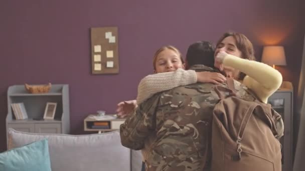 軍隊で勤務した後 自宅で妻と小さな娘と再会する白人軍人 — ストック動画