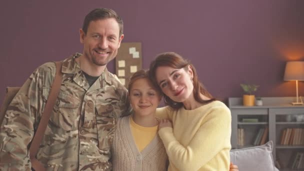 Medelmåttigt Porträtt Vit Militär Man Uniform Tillsammans Med Älskad Dotter — Stockvideo