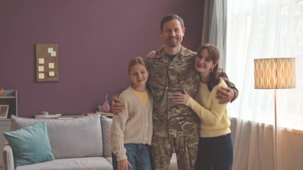 Portrait Moyen Soldat Caucasien Uniforme Militaire Embrassant Femme Petite Fille — Video