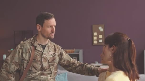 어깨에 배낭을 군인은 사랑하는 아내와 군대에가는 딸에게 인사를 전합니다 — 비디오