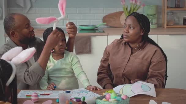Moderní Afroamerická Čtyřčlenná Rodina Slaví Velikonoce Společně Útulném Domově Dívky — Stock video