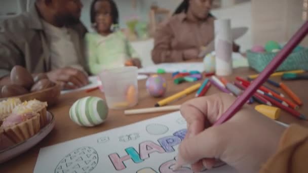 Pov Von Kleinen Mädchen Mit Buntstiften Beim Zeichnen Schöne Osterpostkarte — Stockvideo