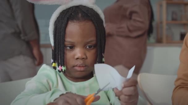 Груди Красивої Афроамериканської Маленької Дівчинки Смішних Вухах Кролика Роблячи Великодні — стокове відео