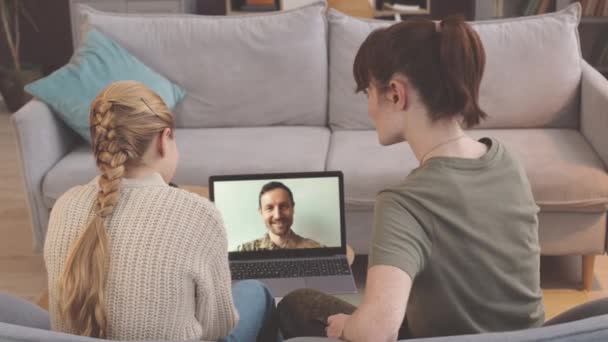 Oficial Exército Caucasiano Conversando Com Família Conversando Por Vídeo Laptop — Vídeo de Stock