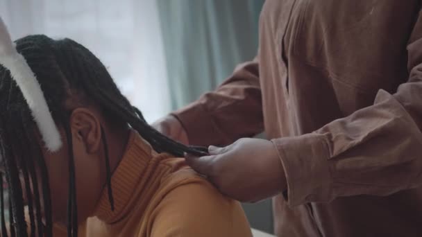 Κοντινό Πλάνο Μιας Αγνώριστης Μαύρης Γυναίκας Που Αγγίζει Μαλλιά Της — Αρχείο Βίντεο