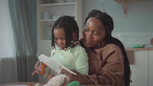 Mulher Negra Feliz Com Filha Sentada Suas Voltas Fazendo Artesanato — Vídeo de Stock