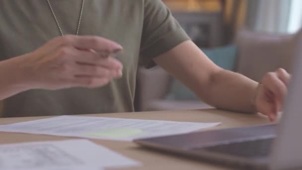 Vystřižený Záběr Důstojnice Armády Jak Dělá Papírování Pracuje Laptopu Který — Stock video