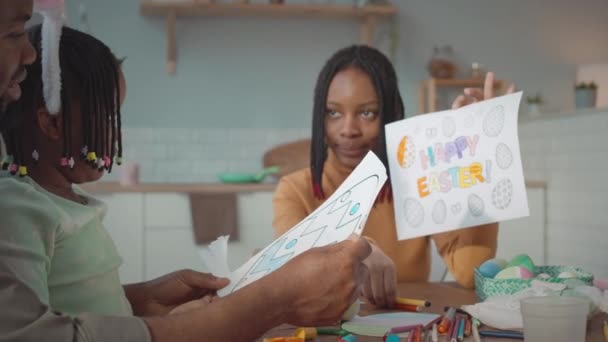 Afroamerykańska Nastolatka Ojcem Młodszą Siostrą Wielkanoc Rzemiosła Dekoracje Kolorowanki Jaj — Wideo stockowe