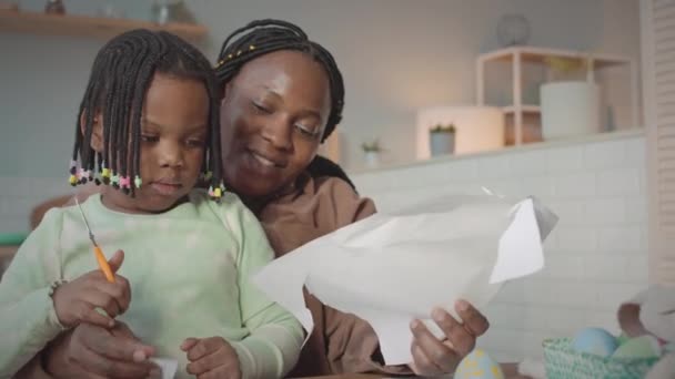 Usmívající Afroameričanka Její Krásná Dceruška Aby Velikonoční Řemesla Dohromady Útulné — Stock video