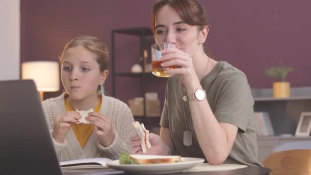 Tour Taille Femme Militaire Fille Préadolescente Manger Des Sandwichs Faits — Video