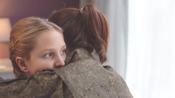 Γυναίκα Στρατιώτης Στρατιωτική Στολή Αγκαλιάζει Την Κόρη Ενώ Πηγαίνει Στο — Αρχείο Βίντεο