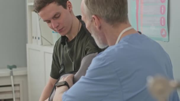 Volwassen Militair Chirurg Scrubs Controleren Van Gebroken Arm Van Jonge — Stockvideo
