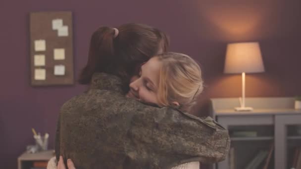 Mulher Militar Abraçando Sua Filha Anos Idade Depois Voltar Para — Vídeo de Stock