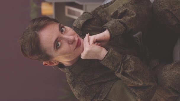 Вертикальный Увеличенный Портрет Привлекательной Женщины Солдата Военной Форме Смотрящей Камеру — стоковое видео