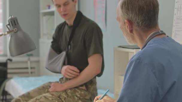 Medelhög Bild Ung Kaukasisk Soldat Med Armskada Besöker Militär Läkare — Stockvideo