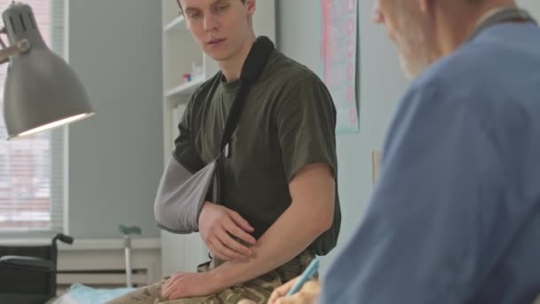 Medelhög Bild Ung Kaukasisk Arméofficer Med Skadad Arm Som Har — Stockvideo
