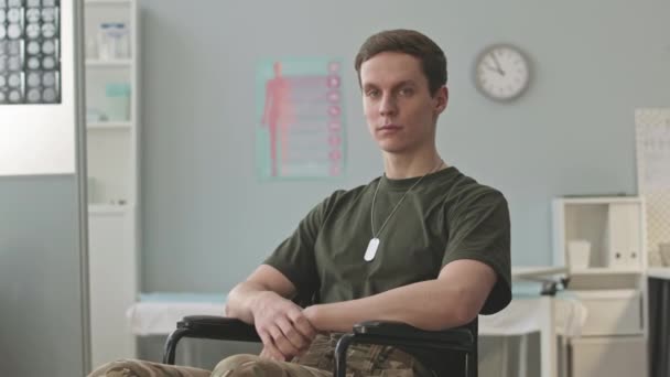 Średni Portret Młodego Białego Żołnierza Mundurze Kamuflażu Siedzącego Wózku Inwalidzkim — Wideo stockowe