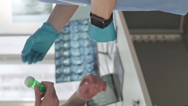 カモフラージュのユニフォームで軍将校に丸薬のボトルを与える認識できない手袋の医師の垂直クロップショット — ストック動画