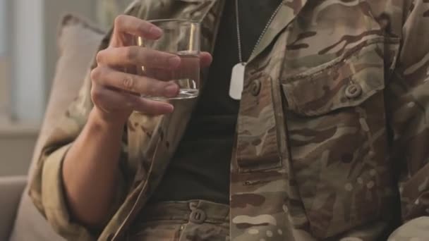 身着迷彩服 手持杯子喝水 与心理学家进行治疗时被截断的无法辨认的士兵照片 — 图库视频影像