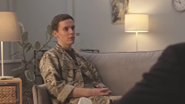 Jovem Oficial Exército Caucasiano Sentado Sofá Aconchegante Consultório Médico Conversando — Vídeo de Stock