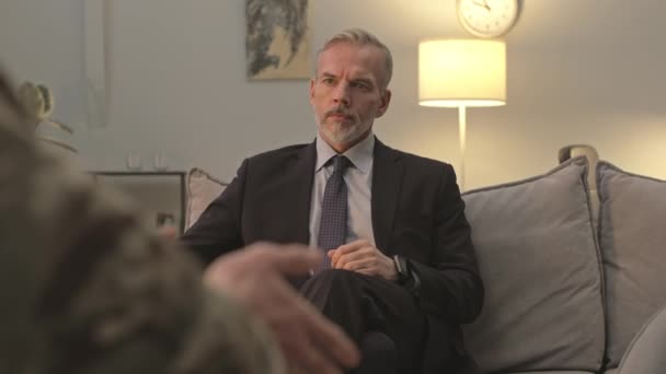 成熟的白人男性心理学家 在舒适的办公室里聆听老兵的创伤后焦虑症个人疗法 — 图库视频影像
