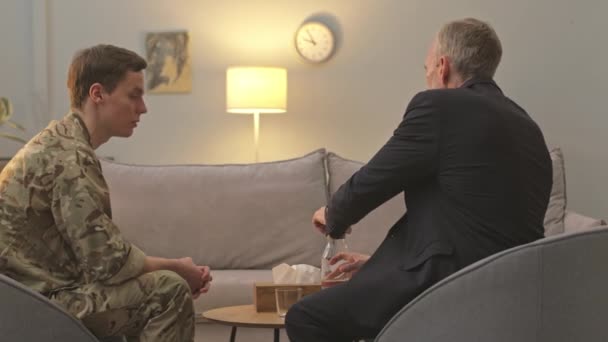 Psicólogo Militar Mediana Edad Escuchando Apoyando Joven Soldado Veterano Uniforme — Vídeo de stock