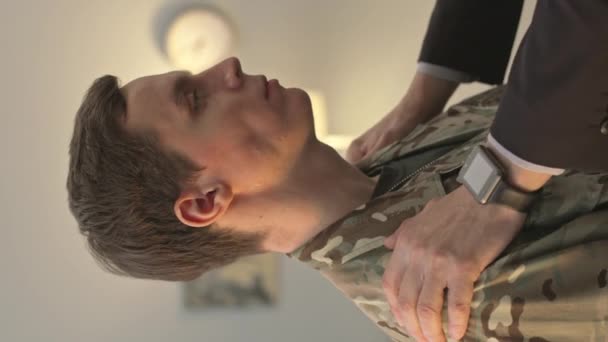 セラピーセッション中にPtsdの若い抑うつ兵士を支援する軍の精神科医の垂直ショット — ストック動画