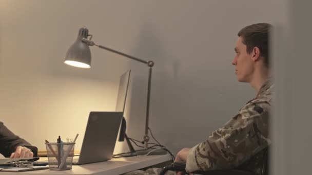 Средний Снимок Инвалидного Кресла Молодого Кавказского Солдата Камуфляжной Форме Проходящего — стоковое видео
