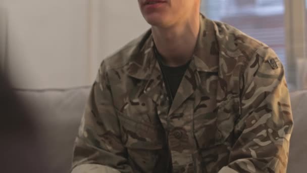 個々の治療セッション中に心理学者と会話するカモフラージュの制服の若い白人兵士で構成される — ストック動画
