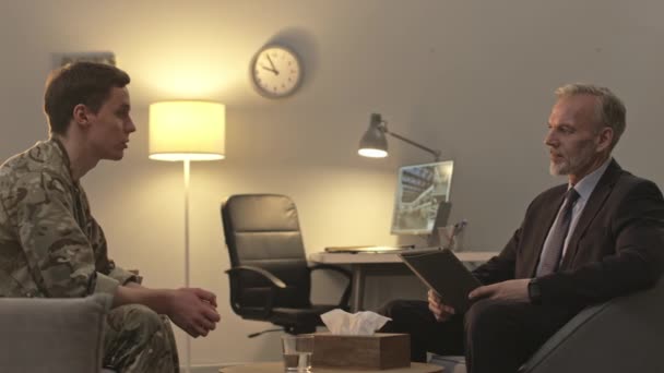 Boční Pohled Střední Záběr Zralého Vojenského Psychologa Mladého Vojáka Při — Stock video
