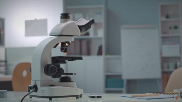 Brak Zdjęć Współczesnego Mikroskopu Stole Nowoczesnym Białym Laboratorium Naukowym — Wideo stockowe