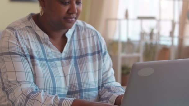Incline Tiro Jovem Mulher Afro Americana Curvilínea Digitando Teclado Laptop — Vídeo de Stock