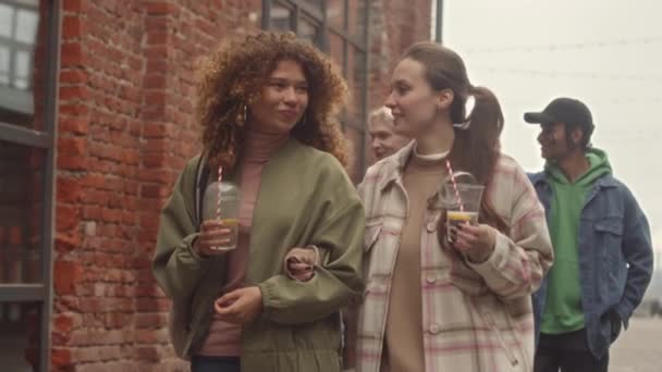 Mittlere Verlangsamung Fröhlich Diverser College Studenten Mit Getränken Imbissbechern Die — Stockvideo