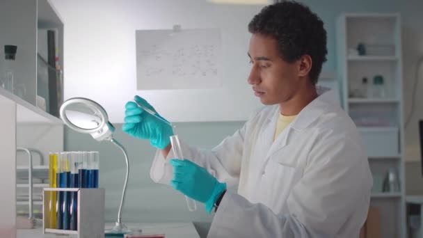 Samping Tampilan Atas Gambar Pinggang Muda Biracial Laki Laki Ilmuwan — Stok Video