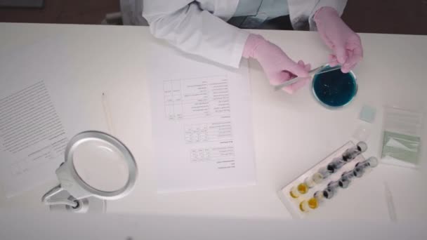 Κάτοψη Αγνώριστης Γαντιού Επιστήμονα Που Εξετάζει Καλλιέργειες Τρυβλίο Petri Δουλεύοντας — Αρχείο Βίντεο