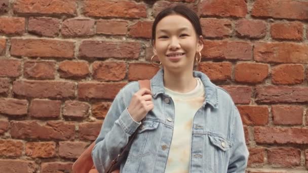 Lento Inclinar Hacia Arriba Retrato Mujer Asiática Estudiante Universitaria Primer — Vídeos de Stock