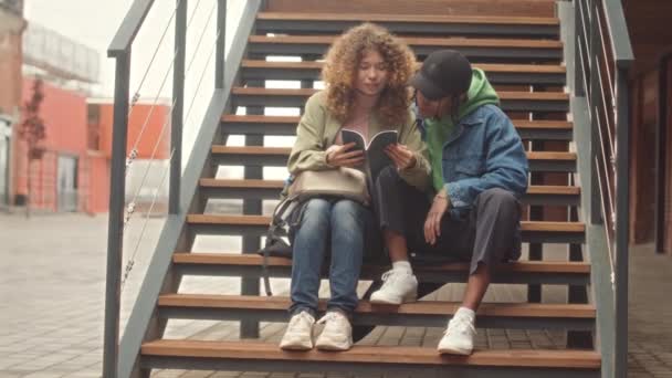 Full Length Slowmo Multiraciale Eerstejaars Student Paar Samen Studeren Trappen — Stockvideo