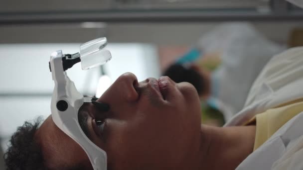 Plan Vertical Jeune Homme Scientifique Biracial Tenant Tube Essai Verre — Video