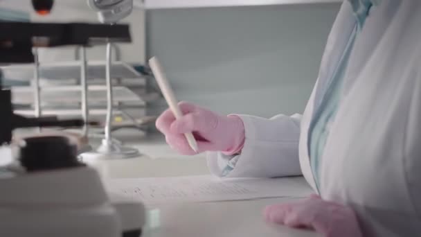 Nakloněný Záběr Mladé Koncentrované Bělošky Vědkyně Brýlích Bílém Laboratorním Plášti — Stock video