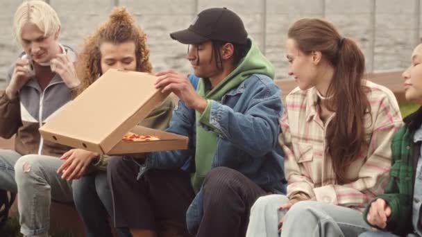 Logaritmo Médio Companhia Jovens Amigos Diversos Tirando Fatias Pizza Caixa — Vídeo de Stock