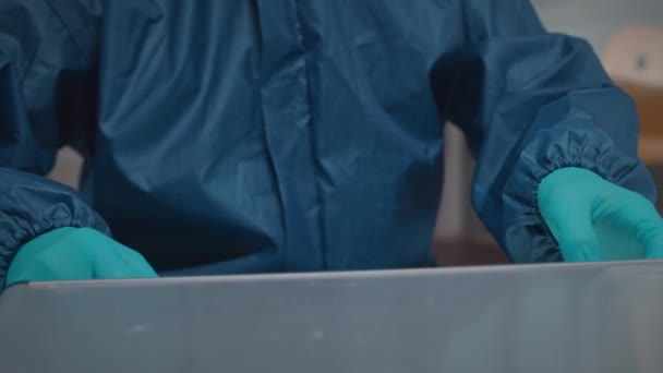 化验室内穿着易燃液体防护服的高加索男性化学家倾斜 — 图库视频影像