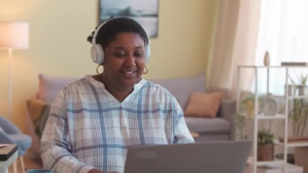 Περιμένετε Μέχρι Των Νέων Χαρούμενα Συν Μέγεθος Μαύρη Γυναίκα Βάζοντας — Αρχείο Βίντεο