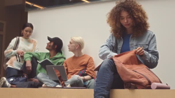 中等速度慢的白人女学生在准备上大学时 从书包里拿出一本复制本 使用笔记本电脑 — 图库视频影像